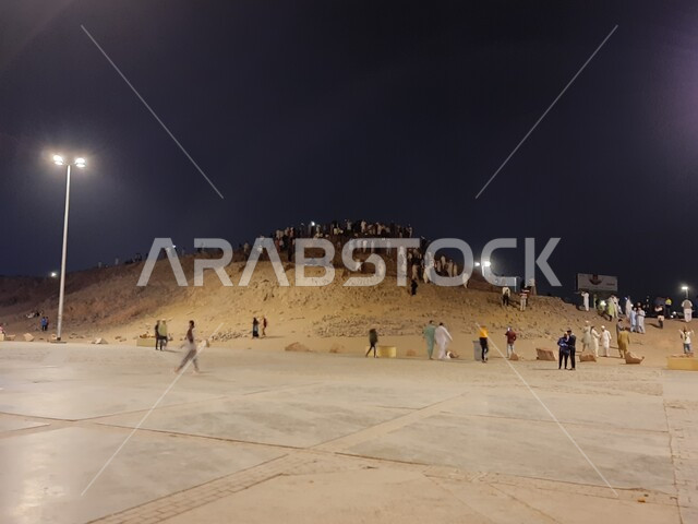 الجبال والمرتفعات الجبلية في وقت المساء, الأجواء والمشاعر الروحانية, أماكن اسلامية مقدسة مشهورة, تجمع المسلمين من شتى أنحاء العالم في جبل أحد في المدينة المنورة, معالم ومزارات دينية سياحية في المملكة العربية السعودية