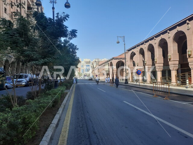 الاهتمام بزراعة الأشجار والنباتات الخضراء، الفن الهندسي للمباني والابراج المحيطة بالحرم النبوي الشريف، فنادق بتصاميم فاخرة في المدينة المنورة، وجهة المسلمين من انحاء العالم، منظر الطرق والشوارع في النهار، معالم وأماكن سياحية مشهورة