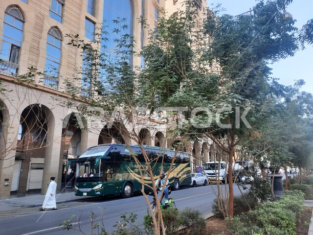 الفن الهندسي للمباني والابراج المحيطة بالحرم النبوي الشريف، الاهتمام بزراعة النباتات الخضراء والأشجار، فنادق بتصاميم فاخرة في المدينة المنورة، وجهة المسلمين من انحاء العالم، منظر الطرق والشوارع في النهار، معالم وأماكن سياحية مشهورة