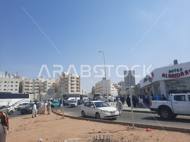 منظر الطرق والشوارع في النهار، الفن الهندسي المعماري للمباني والابراج والفنادق الفاخره المحيطة بالحرم النبوي الشريف في المدينة المنورة، معالم وأماكن سياحية مشهورة، وجهة المسلمين من انحاء العالم