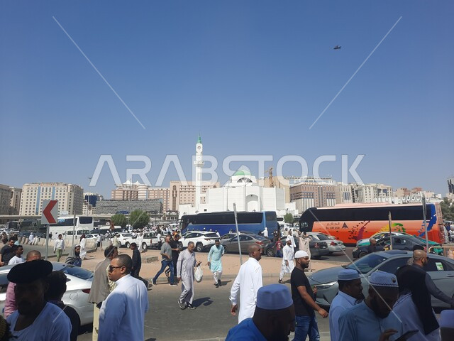 تجمع المسلمين من انحاء العالم، الفن الهندسي المعماري للمباني والابراج والفنادق الفاخره المحيطة بالحرم النبوي الشريف في المدينة المنورة، حركة سير السيارات في الشوارع في النهار، معالم وأماكن سياحية مشهورة