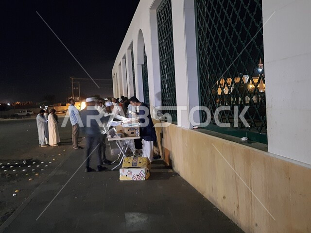 مقر شهداء غزوة بدر في المدينة المنورة في وضع الليل، النوافذ الحديدية المطلة على المقبرة، المناطق التراثية الشعبية الأثرية التاريخية، أماكن ومعالم إسلامية دينية مشهورة في المملكة العربية السعودية 