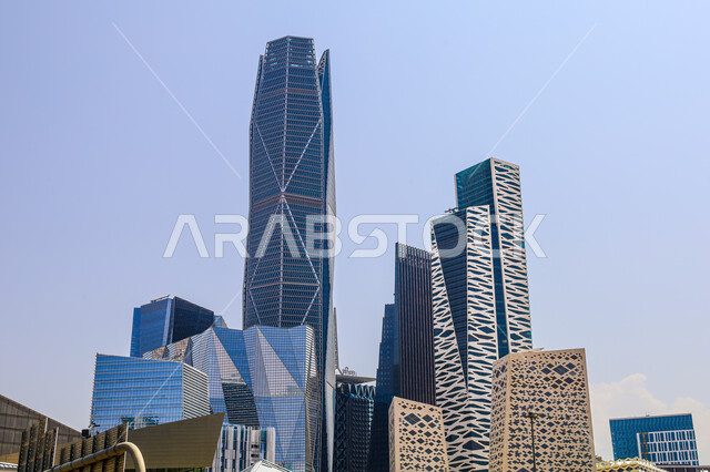 الفن الهندسي المعماري الحديث والمتطور للابراج وناطحات السحاب, مركز الملك عبد الله المالي ( كافد ) في الرياض، المدينة المالية في المملكة العربية السعودية في النهار، الوجهة الرئيسية للمال والاعمال الاقتصادية
