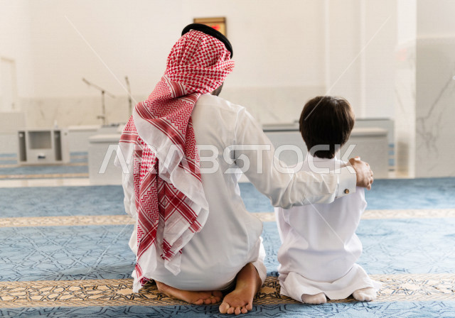 تعليم أداء فريضة الصلاه للطفل داخل المسجد، رجل سعودي يصلي في المصلى بجانب ابنه البالغ ،الخشوع في الصلاه ، أداء فريضة الصلاه في المسجد ، العبادة و التقرب الى الله ، تعليم الصلاة للأطفال