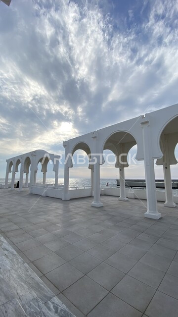 منظر الغيوم البيضاء في السماء, الاطلالة المتميزة لنادي اليخوت على ساحل البحر الأحمر, الواجهة البحرية لمدينة جدة في المملكة العربية السعودية, التنزه والرحلات السياحية في مارينا جدة, معالم السياحة الترفيهية في المدينة الساحلية، خلفيات الطبيعة