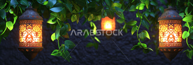 إضاءة وزينة شهر رمضان المبارك، الأجواء الرمضانية الروحانية, اكسسوارات الأعياد والمناسبات الاسلامية, فوانيس تقليدية معدنية مزخرفة مضيئة معلقة على شجرة خضراء، فوانيس و تحف اسلامية للاحتفال بقدوم شهر الخير, خلفية الطبيعة