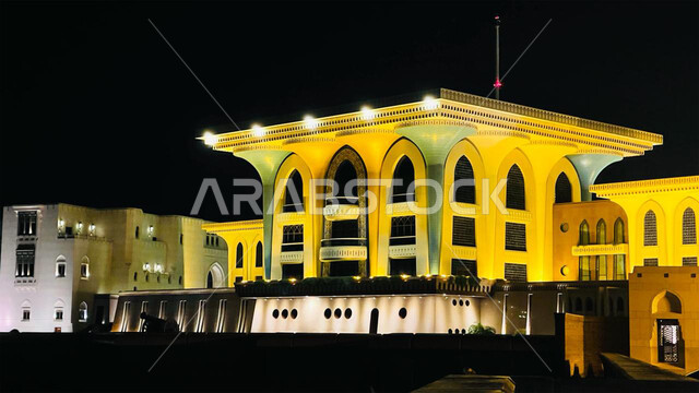 الفن الهندسي المعماري لمبنى قصر العلم المضاء في مسقط بسلطنة عمان، أماكن سياحية مشهورة، بيت العلم التاريخي، معالم تاريخية اثرية قديمة، السياحة في عمان
