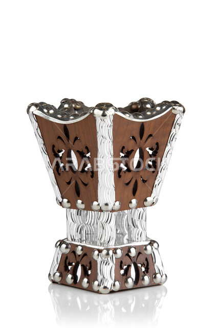  اصالة العادات و التقاليد في المملكة العربية السعودية, التطيب والتبخر بالعود, استخدام خشب العود في المناسبات الاجتماعية و المناسبات الدينية, خلفية بيضاء