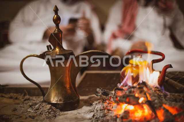 حسن استقبال الضيوف، دلة قهوة عربية في الموقد, تقديم المشروبات الساخنة، منتجات وطنية محلية، عادات وتقاليد المجتمع السعودي في الضيافة, طقوس الاحتفال بالأعياد والمناسبات الدينية