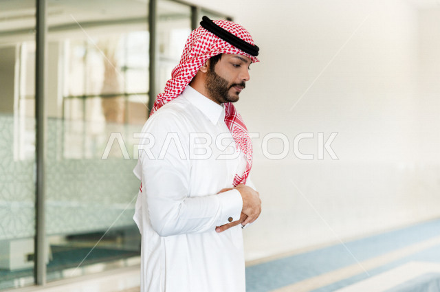 أداء فريضة الصلاه داخل المسجد، رجل سعودي يصلي في المصلى ،الخشوع في الصلاه ، أداء فريضة الصلاه في المسجد ، العبادة و التقرب الى الله