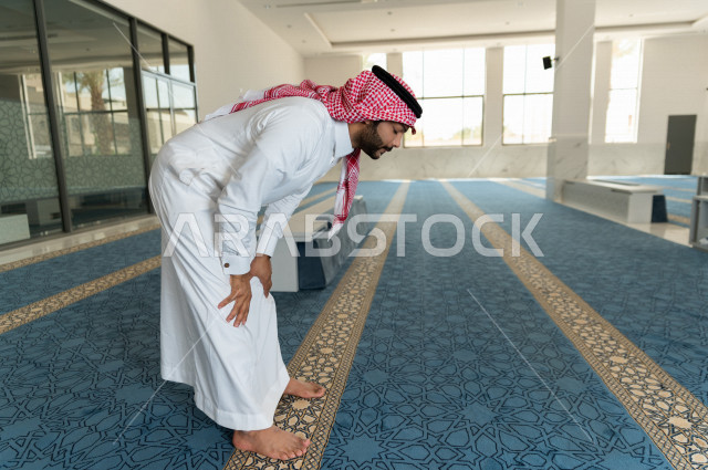 أداء فريضة الصلاه داخل المسجد، رجل سعودي يصلي في المصلى ،الخشوع في الصلاه ، أداء فريضة الصلاه في المسجد ، العبادة و التقرب الى الله