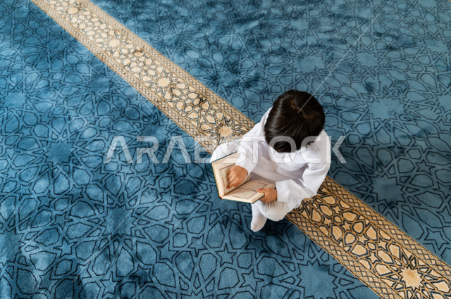 تعلم أداء فريضة الصلاه لطفل صغير داخل المسجد، طفل صغير بالغ يتعلم كيفية الصلاه  ، أداء فريضة الصلاه في المسجد ، العبادة و التقرب الى الله ، تعليم الصلاة للأطفال