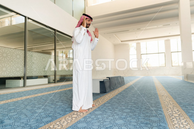 أداء فريضة الصلاه داخل المسجد، رجل سعودي يصلي في المصلى ،الخشوع في الصلاه ، أداء فريضة الصلاه في المسجد ، العبادة و التقرب الى الله