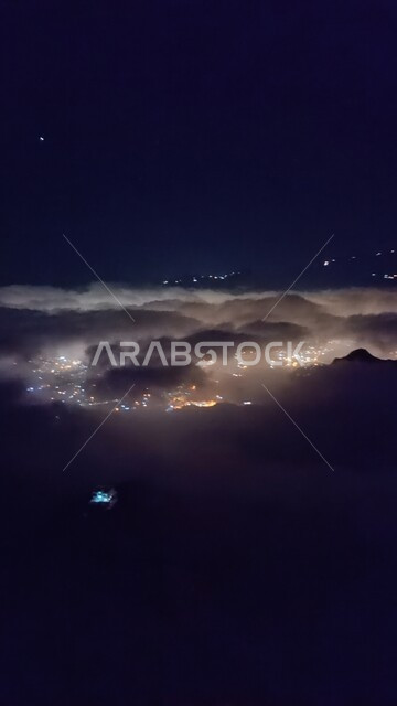 الأضواء والإنارة الليلية في محافظة الدائر بني مالك في جبال فيفاء، الاشجار والنباتات الخضراء، البيوت والمباني السكنية في جازان، الأجواء الضبابية على القمم والمرتفعات الجبلية المتميزة في المملكة، المعالم السياحية المشهورة، خلفية الطبيعة