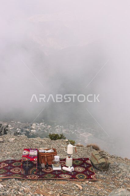  مجلس شعبي عربي في كشتة بريه ممتعة في إحدى المناطق الطبيعية في سلطنة عمان، البر والتخييم في الجلسات الشبابية الخارجية على التشكيلات الصخرية والجبلية لجبل هاط في ولاية الحمراء، النباتات البرية الخضراء