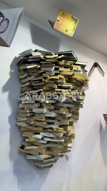  مكان للقراء ومحبي العلم والكتب والمعرفة، عرض الكتب العربية القديمة التاريخية في إحدى مكتبات سلطنة عمان، منارة ثقافية و معالم سياحية مشهورة, كتب و روايات وقصص مرتبة.