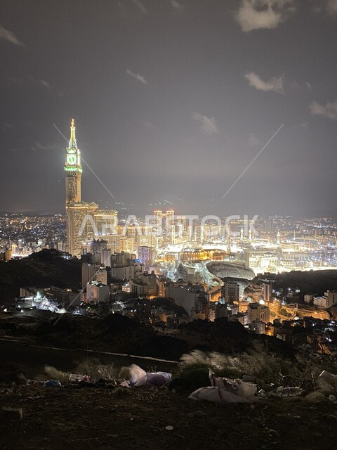 الأبراج المطلة على الحرم المكي الشريف في المملكة العربية السعودية، المباني السكنية والفنادق في مكة المكرمة في الليل، الفن الهندسي العمراني على الطراز الإسلامي، معالم دينية اسلامية مشهورة