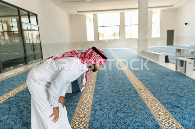 أداء فريضة الصلاه داخل المسجد، رجل سعودي يصلي في المصلى ،الخشوع في الصلاه ، أداء فريضة الصلاه في المسجد ، العبادة و التقرب الى الله