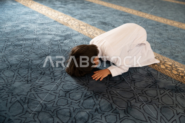 تعلم أداء فريضة الصلاه لطفل صغير داخل المسجد، طفل صغير بالغ يتعلم كيفية الصلاه  ، أداء فريضة الصلاه في المسجد ، العبادة و التقرب الى الله ، تعليم الصلاة للأطفال