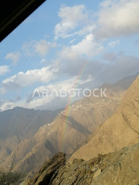 التضاريس والتشكيلات الصخرية في جبال منطقة الدائر بني مالك في محافظة فيفاء، مشهد الغيوم البيضاء في السماء فوق جازان، القمم والمرتفعات الجبلية في الاماكن السياحية الطبيعية في المملكة العربية السعودية، خلفية الطبيعة