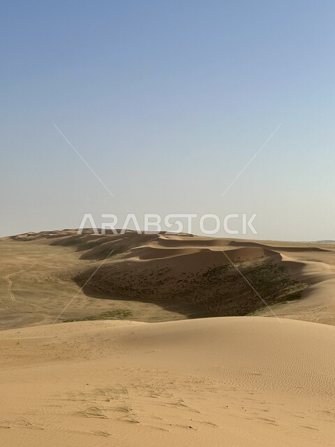 الكثبان الرملية و التلال في البيئة الصحراوية, مشهد السماء الزرقاء الصافية فوق الصحراء في المملكة العربية السعودية, الرمال الذهبية الناعمة, أماكن الرحلات والأنشطة الترفيهية الطبيعية، خلفية الطبيعه
