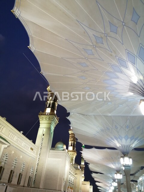 المظلات الالكترونية في ساحة الحرم النبوي في المدينة المنورة، العبادة والتقرب الى الله، أماكن إسلامية دينية مقدسة في المملكة العربية السعودية، مآذن المسجد النبوي الشريف في الليل