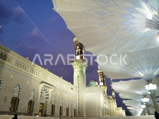 مآذن المسجد النبوي الشريف في الليل، المظلات الالكترونية في ساحة الحرم النبوي في المدينة المنورة، العبادة والتقرب الى الله، أماكن إسلامية دينية مقدسة في المملكة العربية السعودية