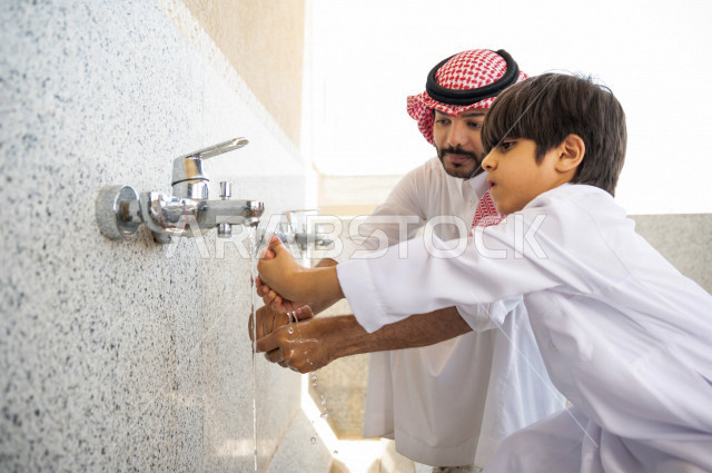 تعلم كيفية الوضوء و الطهارة  لطفل صغير مع والده  داخل المسجد، طفل صغير بالغ يتعلم كيفية الوضوء ، العبادة و التقرب الى الله ، تعليم الصلاة للأطفال