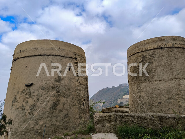 الاستمتاع بالمناظر الطبيعية وقضاء الوقت الممتع والهادئ, المدرجات الزراعية على القمم والمرتفعات الجبلية في مدينة جازان, أماكن ومعالم السياحة المشهورة, صورة مقربة للقلاع التاريخية القديمة في محافظة فيفاء بالمملكة العربية السعودية, الاشجار والنباتات الخضراء على سفوح الجبال