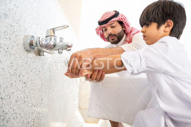 تعلم كيفية الوضوء و الطهارة  لطفل صغير مع والده  داخل المسجد، طفل صغير بالغ يتعلم كيفية الوضوء ، العبادة و التقرب الى الله ، تعليم الصلاة للأطفال