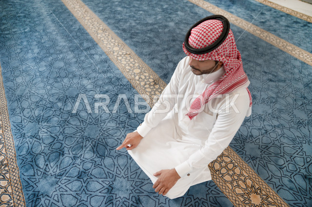 أداء فريضة الصلاه داخل المسجد، رجل سعودي يصلي في المصلى ،الخشوع في الصلاه ، أداء فريضة الصلاه في المسجد ، العبادة و التقرب الى الله