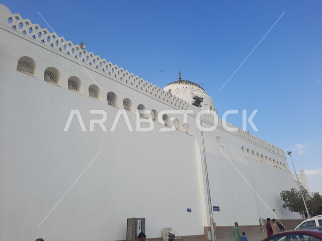 الفن الهندسي المعماري لمسجد القبلتين, اماكن و معالم دينية إسلامية مقدسة في المملكة العربية السعودية, قبة الجامع في المدينة المنورة, العبادة والتقرب إلى الله