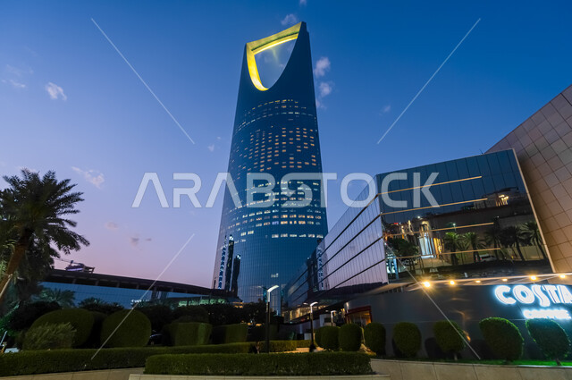 الفن الهندسي المعماري للأبراج وناطحات السحاب في العاصمة، الاهتمام بزراعة الاشجار والنباتات الخضراء في المدن السياحية، برج المملكة في مدينة الرياض، معالم وأماكن سياحية مشهورة في المملكة العربية السعودية