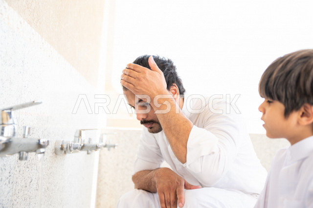 تعلم كيفية الوضوء و الطهارة  لطفل صغير مع والده  داخل المسجد، طفل صغير بالغ يتعلم كيفية الوضوء ، العبادة و التقرب الى الله ، تعليم الصلاة للأطفال