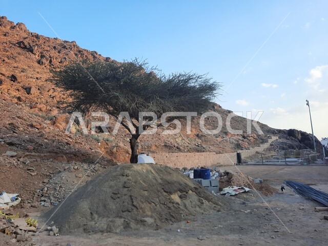 مقصد المسلمين من أنحاء العالم، زيارة الاماكن الدينيه المشهوره في السعودية، معالم اسلاميه تاريخيه قديمه، جبل احد في المدينه المنوره، القمم والمرتفعات الجبلية في المملكة