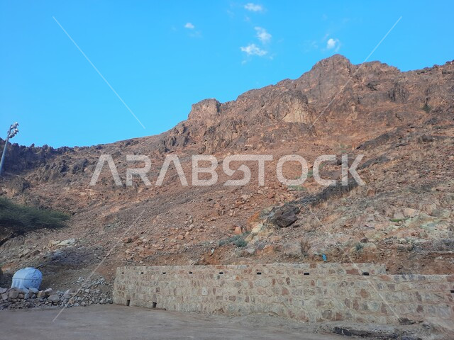 معالم اسلاميه تاريخيه قديمه، السياحه في الاماكن الدينيه المشهورة في السعوديه، جبل احد في المدينه المنوره ، القمم والمرتفعات الجبلية في المملكة