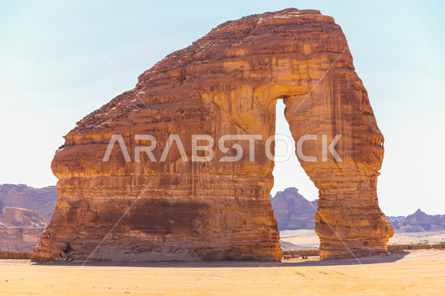 صخرة الفيل في محافظة العلا، رمال الصحراء الذهبية الناعمة، المعالم الأثرية القديمة التاريخيه في صحاري المملكة، التكوينات والتشكيلات الصخرية الطبيعية في المناطق الصحراوية، اماكن سياحية مشهورة في السعودية، خلفية الطبيعه