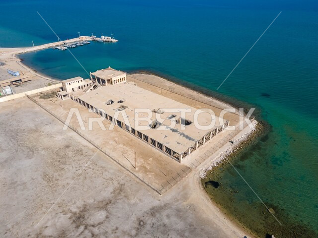 أماكن السياحة المشهورة, معالم أثرية تاريخية في النهار, الواجهة البحرية لأنقاض ميناء العقير على سواحل الخليج العربي, صورة جوية لقلعة العقير في محافظة الإحساء في المملكة العربية السعودية, الحصون والقلاع في المدن الساحلية