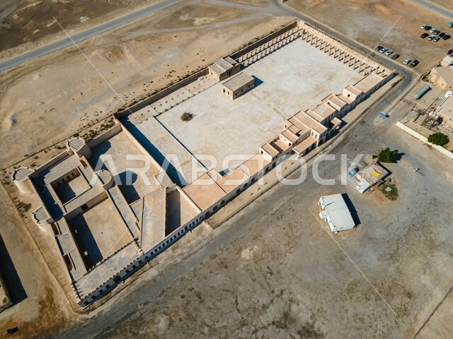 الفن الهندسي المعماري لبناء القلاع والحصون في المملكة, العمارة القديمة التاريخية الأثرية, صورة جوية لمبنى قلعة العقير في محافظة الإحساء, أماكن ومعالم سياحية مشهورة, ميناء العقير على سواحل الخليج العربي