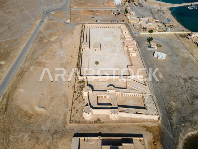 العمارة القديمة التاريخية الأثرية, الفن الهندسي المعماري لبناء القلاع والحصون في المملكة, صورة جوية لمبنى قلعة العقير في محافظة الإحساء, أماكن ومعالم سياحية مشهورة, ميناء العقير على سواحل الخليج العربي