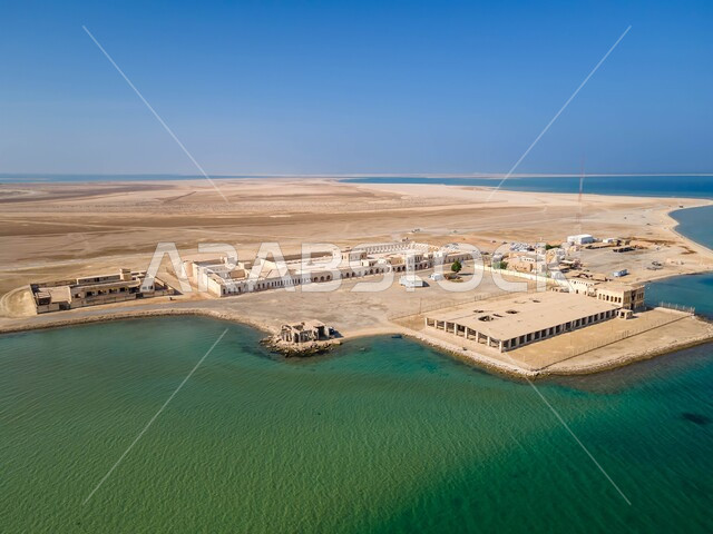 معالم أثرية تاريخية في النهار, الواجهة البحرية للعمارة القديمة لميناء العقير على سواحل الخليج العربي, صورة جوية لقلعة العقير في محافظة الإحساء في المملكة العربية السعودية, أماكن ومعالم السياحة المشهورة, الحصون والقلاع في المدن الساحلية