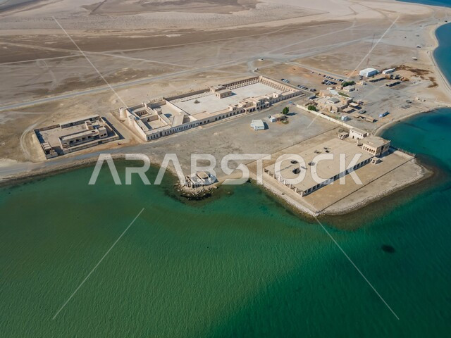 معالم أثرية تاريخية في النهار, الواجهة البحرية للعمارة القديمة لميناء العقير على سواحل الخليج العربي, صورة جوية لقلعة العقير في محافظة الإحساء في المملكة العربية السعودية, أماكن ومعالم السياحة المشهورة, الحصون والقلاع في المدن الساحلية