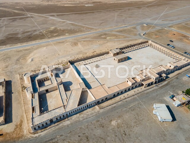 الفن الهندسي المعماري لبناء القلاع والحصون في المملكة, العمارة القديمة التاريخية الأثرية, صورة جوية لمبنى قلعة العقير في محافظة الإحساء, أماكن ومعالم سياحية مشهورة, ميناء العقير على سواحل الخليج العربي