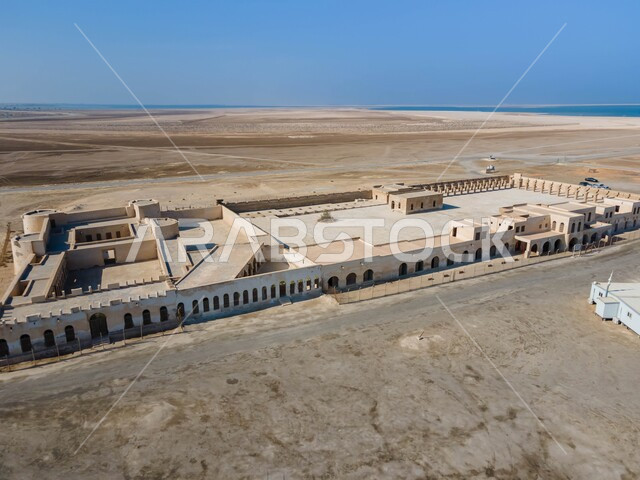 الهندسة الفنية المعمارية لبناء الحصون والقلاع في المدن الساحلية, العمارة القديمة لميناء العقير البحري الأثري القديم على سواحل الخليج العربي, صورة جوية لقلعة العقير في محافظة الإحساء في المملكة العربية السعودية, أماكن ومعالم تاريخية أثرية سياحية مشهورة