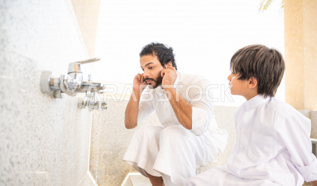 تعلم كيفية الوضوء و الطهارة  لطفل صغير مع والده  داخل المسجد، طفل صغير بالغ يتعلم كيفية الوضوء ، العبادة و التقرب الى الله ، تعليم الصلاة للأطفال