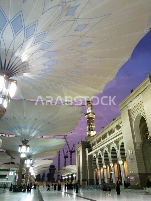 المظلات الالكترونية في ساحة الحرم في المدينة المنورة في الغروب، العبادة والتقرب الى الله، أماكن إسلامية دينية مقدسة في المملكة العربية, مقصد المسلمين لأداء العبادات والفرائض, الفن الهندسي المعماري لبناء المساجد في السعودية, مآذن وقبب المسجد النبوي