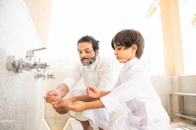 تعلم كيفية الوضوء و الطهارة  لطفل صغير مع والده  داخل المسجد، طفل صغير بالغ يتعلم كيفية الوضوء ، العبادة و التقرب الى الله ، تعليم الصلاة للأطفال