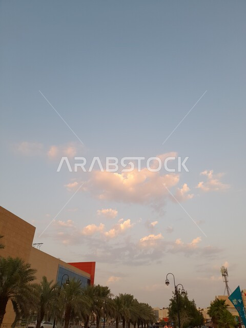 منظر السماء والغيوم البيضاء في النهار, المركز التجاري والسياسي في المملكة العربية السعودية, المرافق والخدمات العامة والتشجير في العاصمة, منبى المحكمة العامة في منطقة قصر الحكم في مدينة الرياض, معالم سياسية وتجارية مشهورة