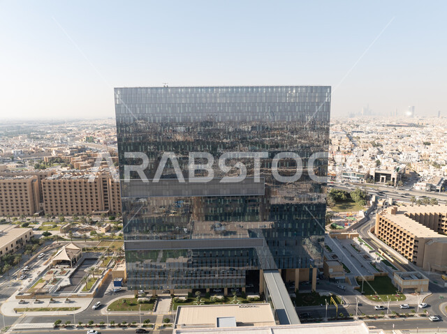 الفن الهندسي المعماري على الطراز الحديث والمتطور لبناء المنشآت والمراكز الطبية, صورة جوية لمركز أبحاث مستشفى الملك فيصل التخصصي في مدينة الرياض, مباني متطورة لتقديم الخدمات والعناية الصحية للمرضى, التطور والتقدم العمراني في المملكة العربية السعودية