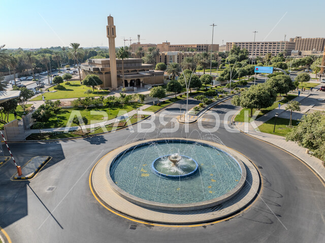الطرق والشوارع المعبدة في المملكة، التطور والتقدم العمراني، الأشجار والمروج والنباتات الخضراء حول المستشفيات, مراكز الخدمات والعناية الطبية بالمرضى في السعودية, مركز أبحاث مستشفى الملك فيصل التخصصي في مدينة الرياض في النهار